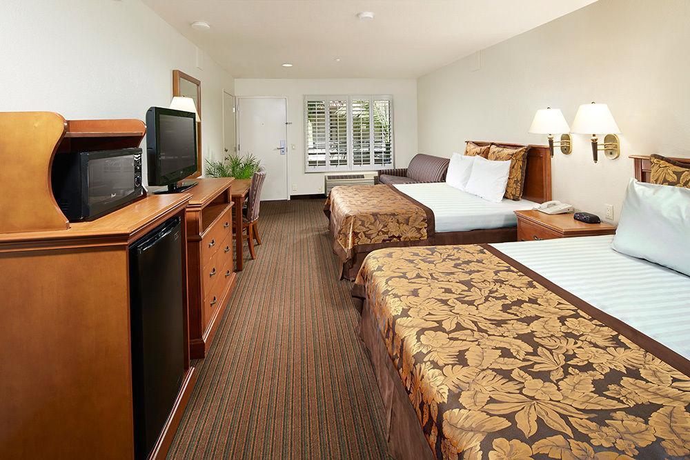 Anaheim Desert Inn & Suites ภายนอก รูปภาพ